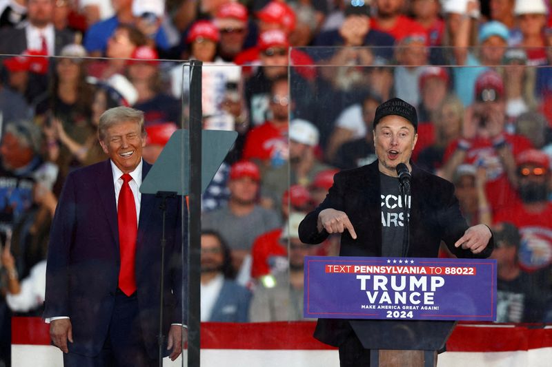 &copy; Reuters. FILE PHOTO: Tesla CEO and X owner Elon Musk speaks as Republican presidential nominee and former U.S. president Donald Trump reacts during a rally at the site of the July assassination attempt against Trump, in Butler, Pennsylvania, U.S., October 5, 2024.