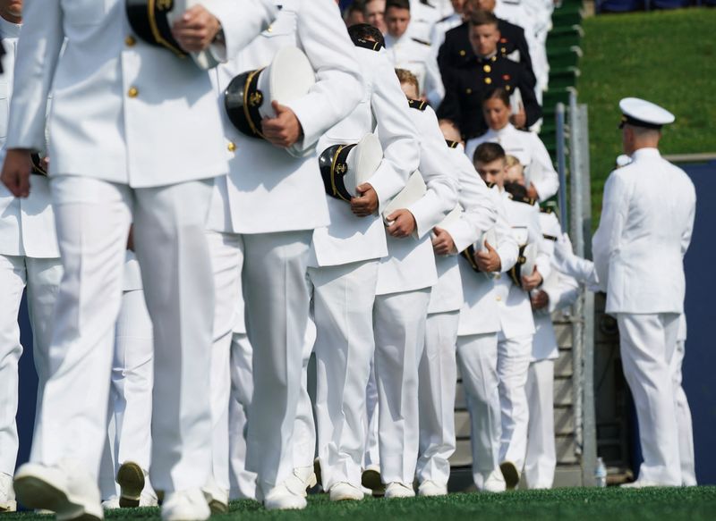 © Reuters. Midshipmen march onto the field during the commissioning and graduation ceremony at the U.S. Naval Academy in Annapolis, Maryland, U.S., May 24, 2024. REUTERS/Kevin Lamarque/File Photo