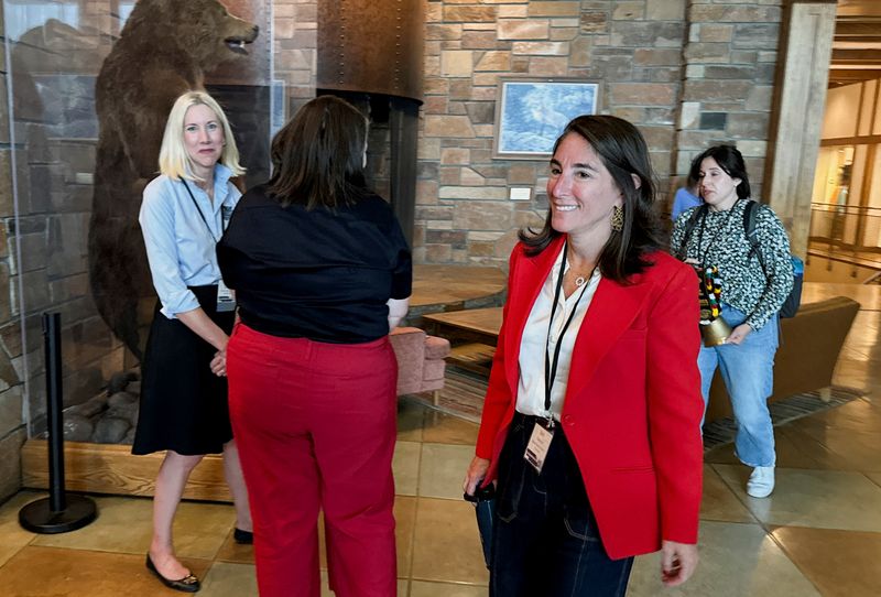 &copy; Reuters. FILE PHOTO: President of the Federal Reserve Bank of Cleveland Beth Hammack heads into the Kansas City Fed's annual economic symposium in Jackson Hole, Wyoming, U.S., August 22, 2024. REUTERS/Ann Saphir/File Photo