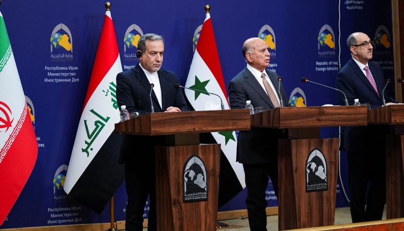 © Reuters. Iraqi Foreign Minister Fuad Hussein speaks during a news conference as Syrian foreign minister Bassam Sabbagh and Iranian Foreign Minister Abbas Araghchi stand, in Baghdad, Iraq December 6, 2024. REUTERS/Mustafa Khasaf