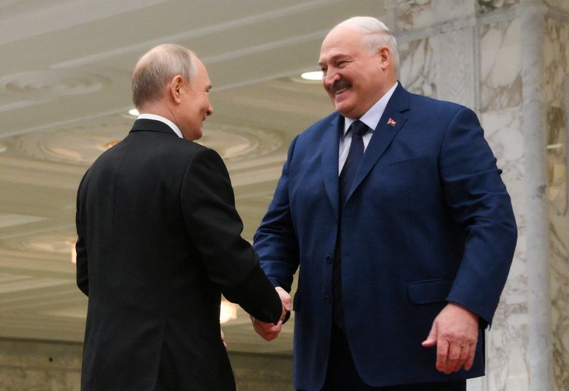 &copy; Reuters. O presidente da Rússia, Vladimir Putin, e o presidente da Belarus, Alexander Lukashenko, em Minsk, Belarusn06/12/2024nSputnik/Grigory Sysoyev/Pool via REUTERS