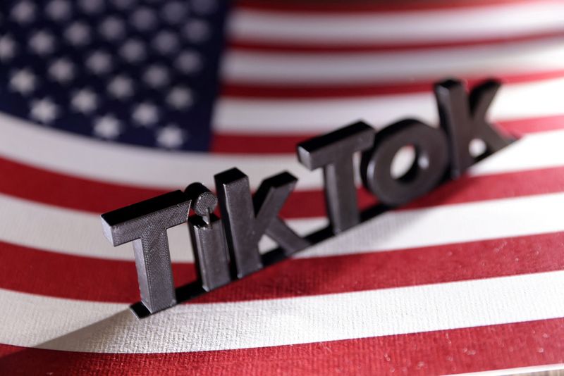 © Reuters. FILE PHOTO: TikTok logo is placed on a U.S. flag in this illustration taken, April 25, 2024. REUTERS/Dado Ruvic/Illustration/File Photo