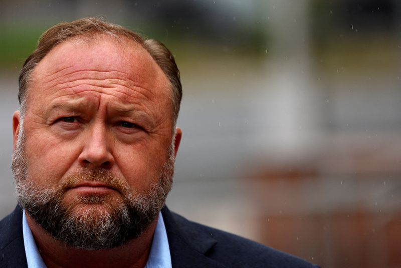 © Reuters. FILE PHOTO: Infowars founder Alex Jones arrives to speak to the media after appearing at his Sandy Hook defamation trial at Connecticut Superior Court in Waterbury, Connecticut, U.S., October 4, 2022. REUTERS/Mike Segar/File Photo