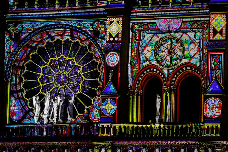 ©Reuters. Vista de um ensaio de show de luzes na fachada da catedral de Notre-Dame de Paris, cinco anos e meio depois que um incêndio devastou a obra-prima gótica, às vésperas das cerimônias de reabertura em Paris, França, 6 de dezembro de 2024. REUTERS/Sarah Meyssonnier    