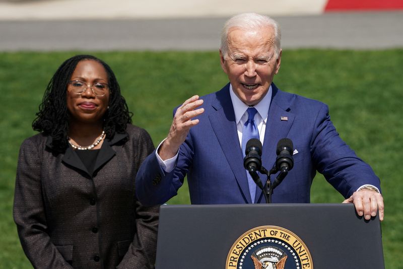 © Reuters. FILE PHOTO: US President Joe Biden delivers a speech on the confirmation of Judge Ketanji Brown Jackson as the first black woman to serve on the US Supreme Court, as Jackson stands alongside him at an event celebration on the South Lawn of the White House in Washington, United States. , April 8, 2022. REUTERS/Kevin Lamarque/File Photo