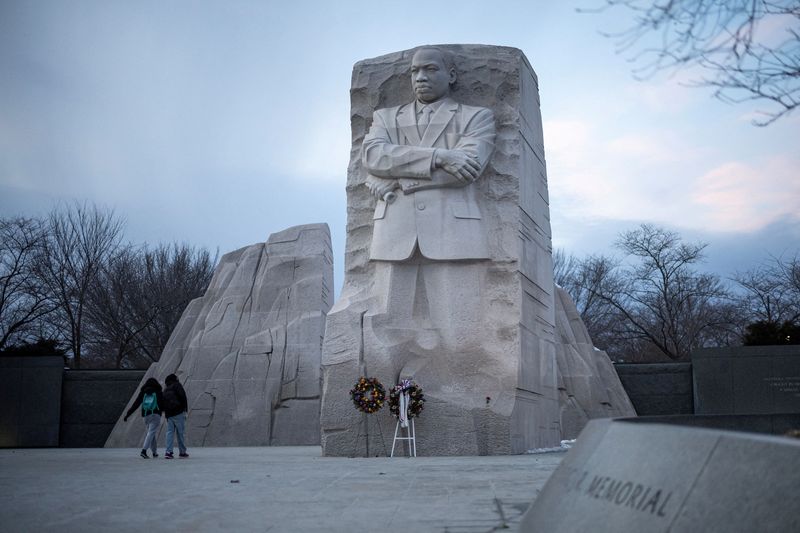 &copy; Reuters. People walk by the Martin Luther King, Jr. Memorial, ahead of the presidential inauguration of U.S. President-elect Donald Trump, in Washington, U.S., January 16, 2025. REUTERS/Marko Djurica