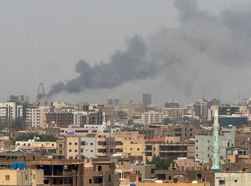 &copy; Reuters. FILE PHOTO: FILE PHOTO: Plumes of smoke rise during clashes between the paramilitary Rapid Support Forces and the army in Khartoum, Sudan, September 26, 2024. REUTERS/Stringer/File Photo