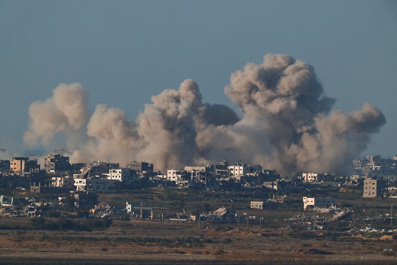 © Reuters. Smoke rises inside the Gaza Strip, before a ceasefire deal between Israel and Hamas goes into effect, as seen from southern Israel, January 18, 2025. REUTERS/Amir Cohen