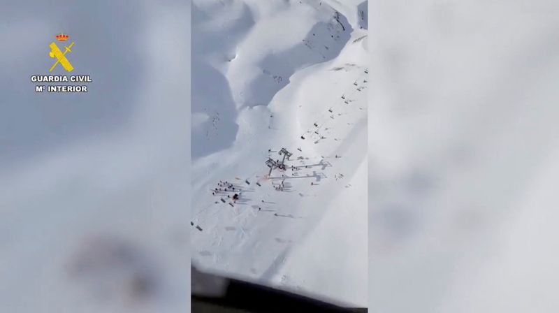 © Reuters. Ski lift collapse, Aston, Huesca, Spain, January 18, 2025. Spanish Guardia Civil Bulletin/Bulletin via Reuters