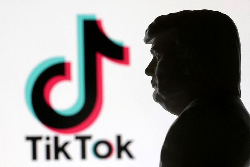 © Reuters. FILE PHOTO: A 3D-printed miniature model of US President-elect Donald Trump and the TikTok logo are seen in this illustration taken January 15, 2025. REUTERS/Dado Ruvic/Illustration/File Photo