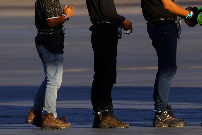 &copy; Reuters. FILE PHOTO: Migrants from Guatemala are transferred to a plane to be expelled under U.S. Title 42 from the United States to their country by U.S. Immigration and Customs Enforcement (ICE) agents and Border Patrol agents, at the airport in El Paso, Texas, 