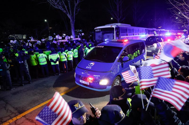 © Reuters. A convoy believed to carry ousted South Korean President Yoon Suk-yu arrives at the Seoul Detention Center in Uiwang, South Korea, January 18, 2025. REUTERS/Kim Soo-hyun