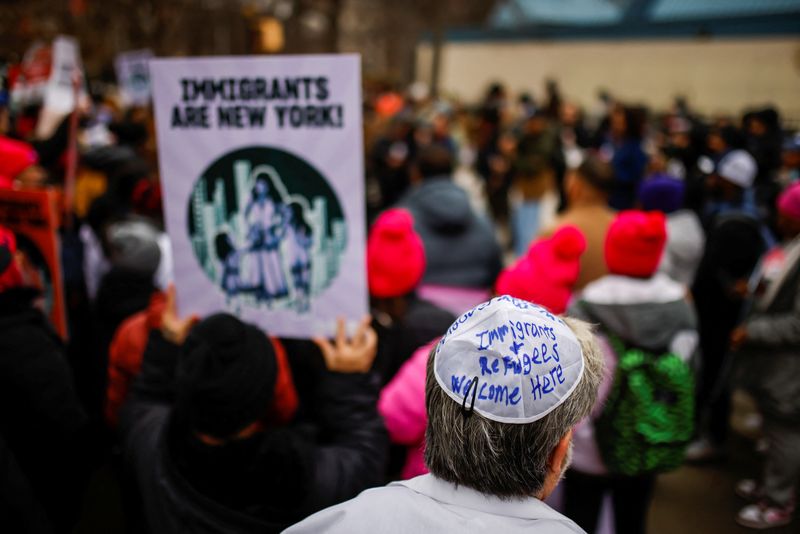 © Reuters. People take part in a rally against Trump's policy of immigration in New York City, U.S.,  January 18, 2025. REUTERS/Eduardo Munoz