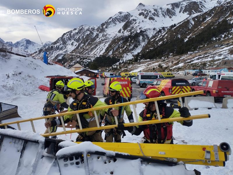 Dozens injured, trapped in a ski lift accident in the north of Spain