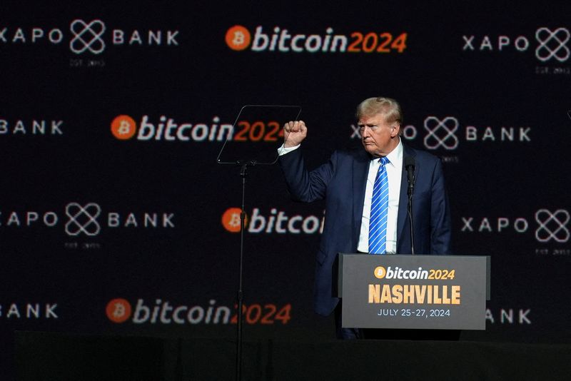 © Reuters. FILE PHOTO: Republican presidential candidate and former US President Donald Trump gestures to the Bitcoin 2024 event in Nashville, Tennessee, US, July 27, 2024. REUTERS/Kevin Worm/File Photo