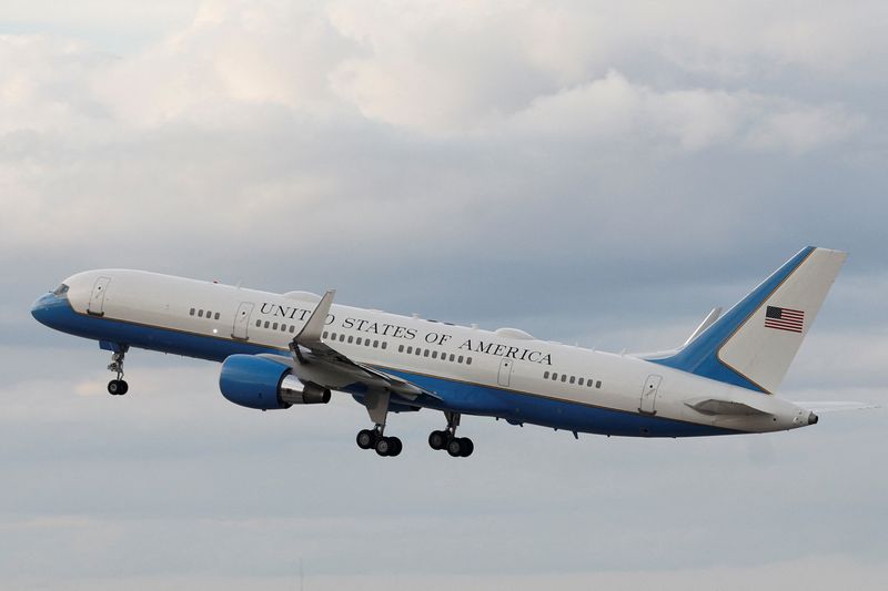 © Reuters. A U.S. Air Force plane transporting U.S. President-elect Donald Trump, his wife Melania and son Barron takes off as they travel to Dulles International Airport from Palm Beach International Airport in West Palm Beach, U.S. January 18, 2025. REUTERS/Marco Bello