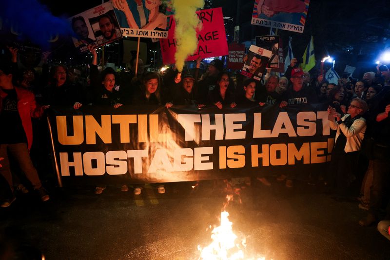 © Reuters. Families and supporters of Israeli hostages kidnapped during the deadly attack by Hamas on October 7, 2023, attend a demonstration in support of the ceasefire agreement between Israel and Hamas, the day before it goes into effect, in Tel Aviv, Israel, January 18, 2025. REUTERS/Ronen Zvulon  