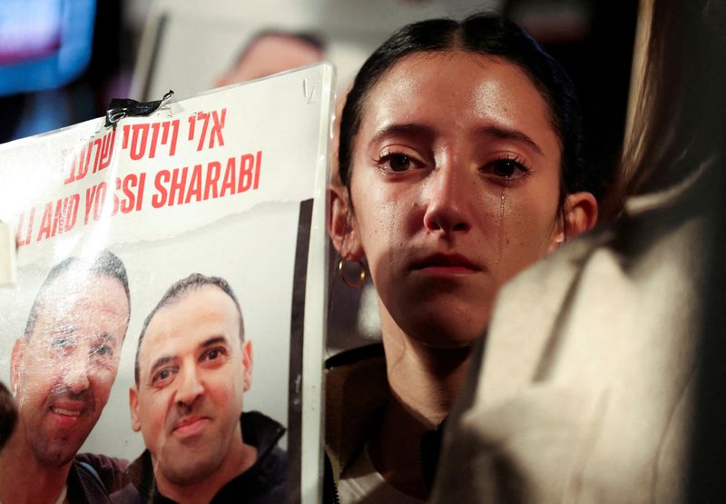 © Reuters. Ofir Sharabi, daughter of the late Yossi Sharabi and niece of Eli Sharabi, reacts as people gather in support of the Israeli hostages kidnapped during the deadly October 7 2023 attack by Hamas, the day before a ceasefire deal between Israel and Hamas is due to go into effect, in Tel Aviv, Israel, January 18, 2025. REUTERS/Nir Elias     