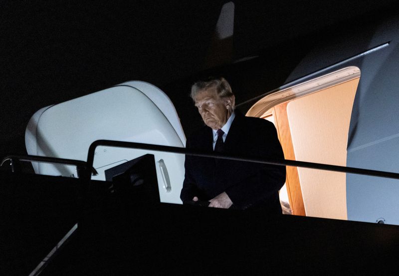 © Reuters. U.S. President-elect Donald Trump arrives at Washington Dulles International Airport in Dulles, Virginia, U.S., January 18, 2025. REUTERS/Carlos Barria