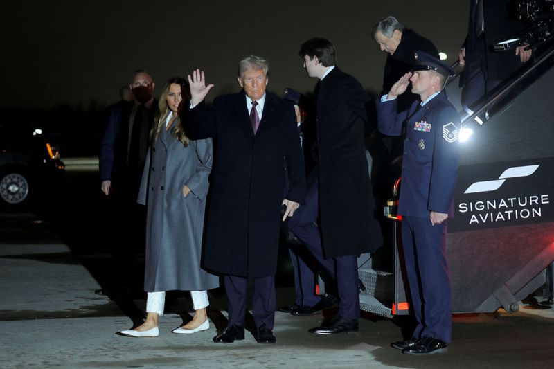 © Reuters. U.S. President-elect Donald Trump, his wife Melania and son Barron arrive at Washington Dulles International Airport in Dulles, Virginia, U.S., January 18, 2025. REUTERS/Carlos Barria