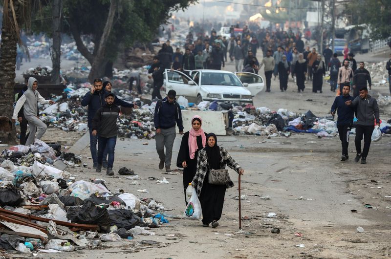 © Reuters. Displaced Palestinians make their way to return to their homes before a ceasefire between Israel and Hamas takes effect, in Gaza City, January 19, 2025. REUTERS/Dawoud Abu Alkas