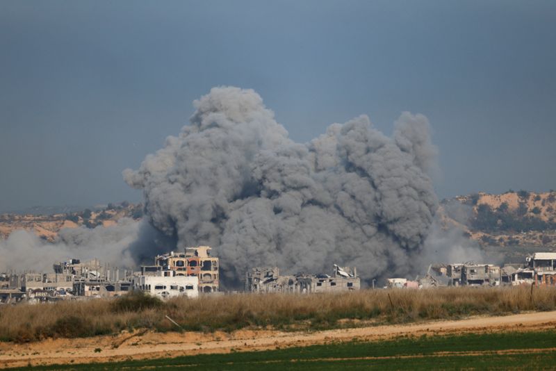 © Reuters. Smoke rises after an explosion in northern Gaza, before a ceasefire deal between Israel and Hamas goes into effect, as seen from Israel, January 19, 2025. REUTERS/Amir Cohen