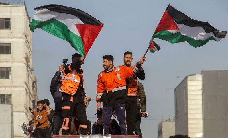 &copy; Reuters. Members of the Palestinian civil emergency service celebrate in Gaza City, January 19, 2025. REUTERS/Mahmoud Issa