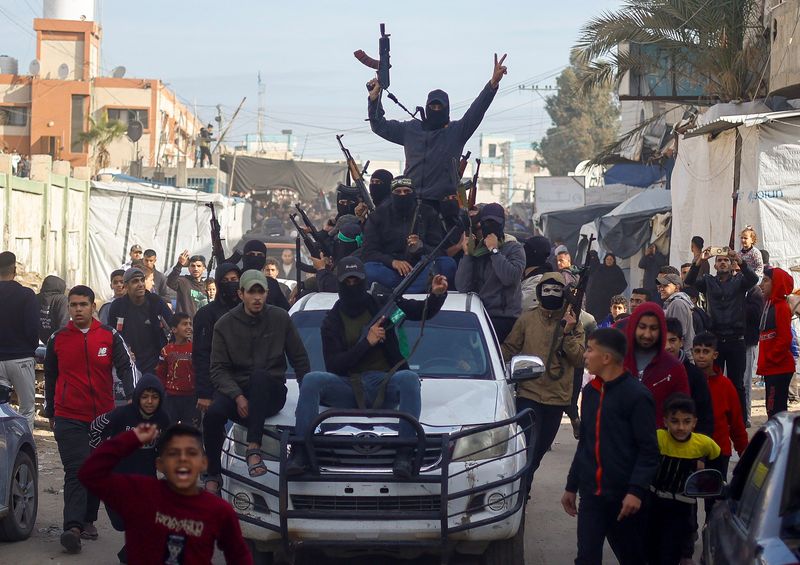 © Reuters. Hamas militants celebrate, Khan Younis, January 19, 2025. REUTERS/Mohammed Salem