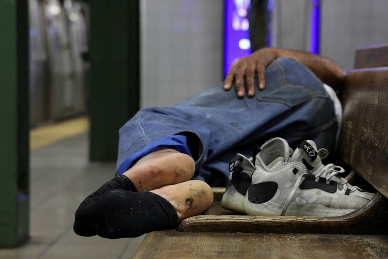 &copy; Reuters. FILE PHOTO: A homeless man sleeps on a bench at Atlantic Avenue in New York City, New York, U.S., August 22, 2024. REUTERS/Kent J Edwards/File Photo