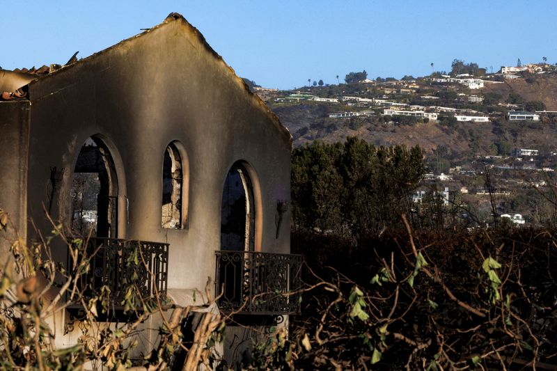 &copy; Reuters. FILE PHOTO: Walls remain from a building which burned following the Palisades Fire in the Pacific Palisades neighborhood in Los Angeles, California, U.S.  January 15, 2025. REUTERS/Mike Blake/File Photo