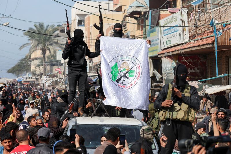 © Reuters. Palestinian Hamas militants parade after a ceasefire with Israel, in Deir Al-Balah in the central Gaza Strip, January 19, 2025. REUTERS/Ramadan Abed