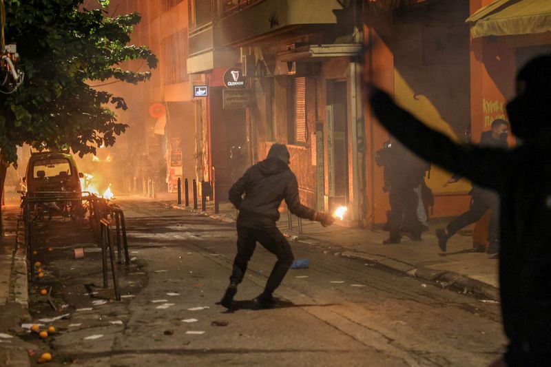 © Reuters. FILE PHOTO: A protester prepares to throw a petrol bomb at riot police during clashes, following an anniversary rally marking the 2008 police shooting of 15-year-old student Alexandros Grigoropoulos, in Athens, Greece, December 6, 2024. REUTERS/Stelios Misinas/File Photo