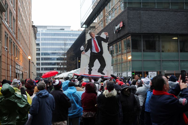 © Reuters. Supporters gather outside Capital One Arena, ahead of a rally for U.S. President-elect Donald Trump the day before he is scheduled to be inaugurated for a second term, in Washington, U.S., January 19, 2025. REUTERS/Marko Djurica