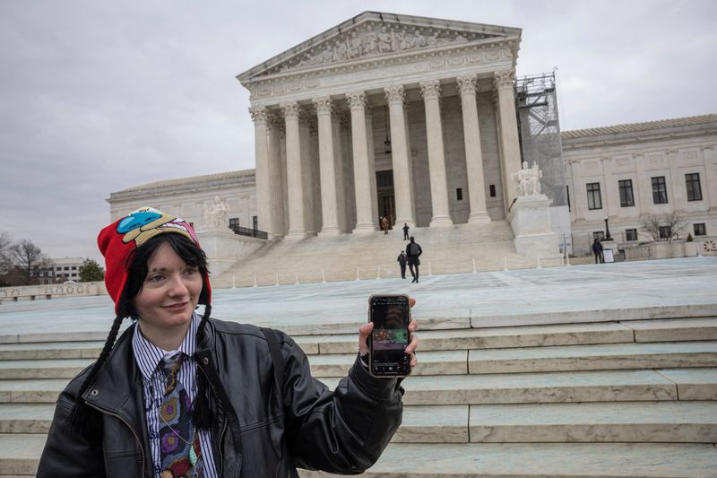 © Reuters. A woman shows off her TikTok feed outside the U.S. Supreme Court in Washington, U.S., January 17, 2025. REUTERS/Marko Djurica