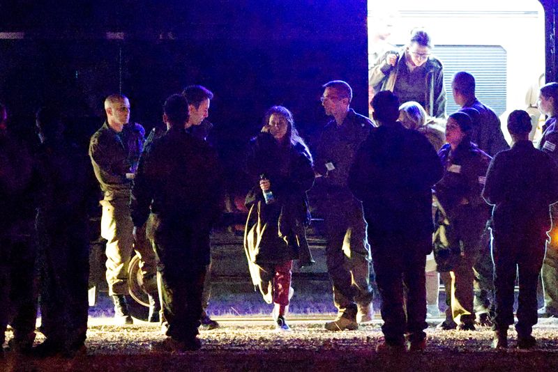 &copy; Reuters. Pessoas caminham em direção a helicópteros militares israelenses enquanto Romi Gonen, Doron Steinbrecher e Emily Damari, três reféns que foram mantidas em Gaza desde o ataque mortal de 7 de outubro de 2023, retornam a Israel como parte de um acordo d