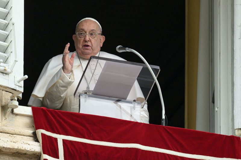 &copy; Reuters. Pope Francis leads the Angelus prayer from his window at the Vatican, following a ceasefire between Israel and Hamas, January 19, 2025. Vatican Media/Simone Risoluti/­Handout via REUTERS 