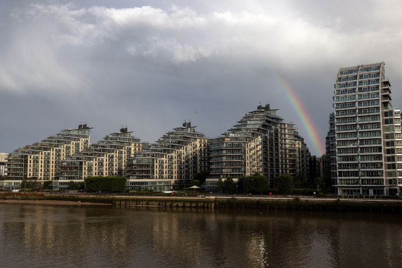 © Reuters. FILE PHOTO: A rainbow is seen over apartments in Wandsworth on the River Thames as UK house prices continue to fall, in London, Britain, August 26, 2023.   REUTERS/Kevin Coombs/File Photo