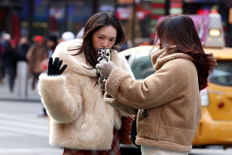 &copy; Reuters. A social media influencer films a video in Times Square in New York City, U.S., January 16, 2025.  REUTERS/Brendan McDermid