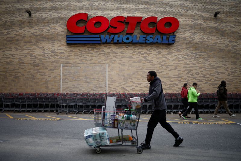 © Reuters. FILE PHOTO: A shopper pushes a shopping cart at a Costco store ahead of Black Friday in Arlington, Virginia, U.S., November 27, 2024. REUTERS/Benoit Tessier/File photo