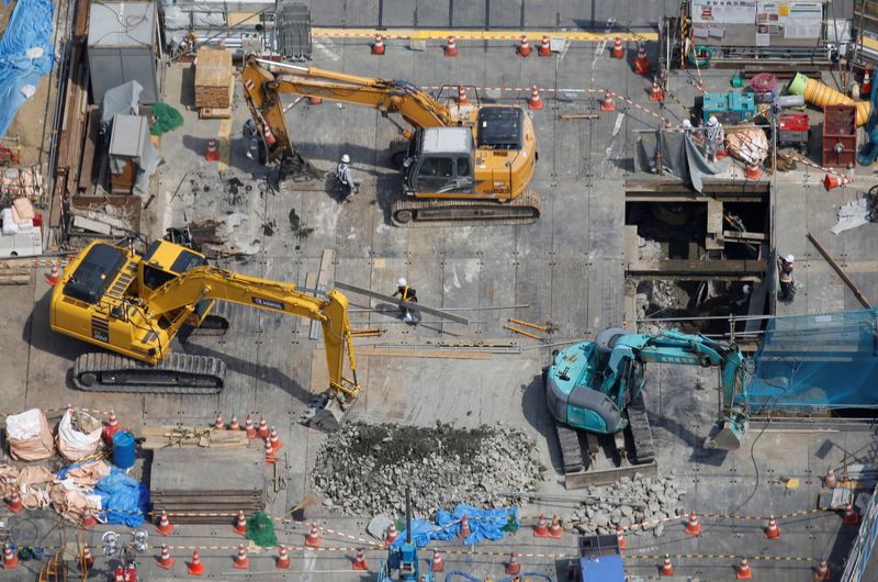 © Reuters. FILE PHOTO: Heavy machinery is seen at a construction site in Tokyo, Japan June 8, 2016. REUTERS/Toru Hanai/File Photo