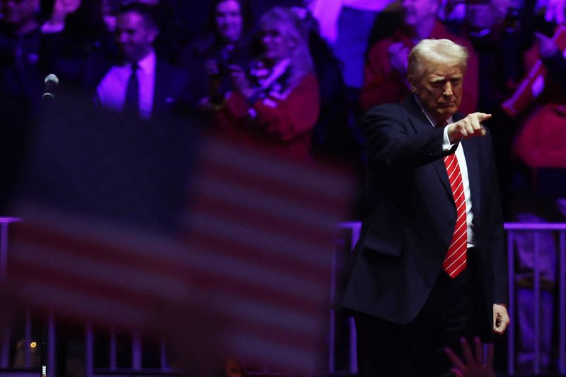 &copy; Reuters. U.S. President-elect Donald Trump gestures during a rally the day before he is scheduled to be inaugurated for a second term, in Washington, U.S., January 19, 2025. REUTERS/Evelyn Hockstein