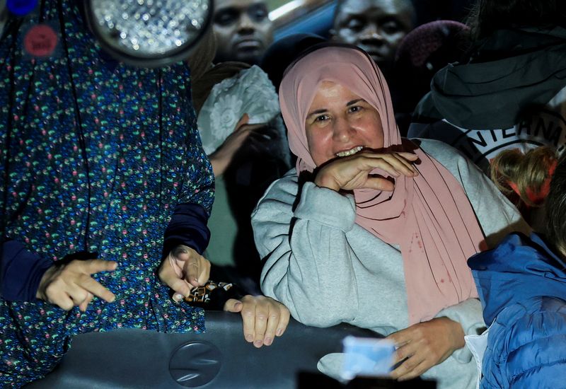 © Reuters. A freed Palestinian prisoner reacts from inside a bus that arrived with them after their release from an Israeli jail as part of a hostages-prisoners swap and a ceasefire deal in Gaza between Hamas and Israel, in Ramallah, in the Israeli-occupied West Bank January 20, 2025. REUTERS/Mussa Qawasma