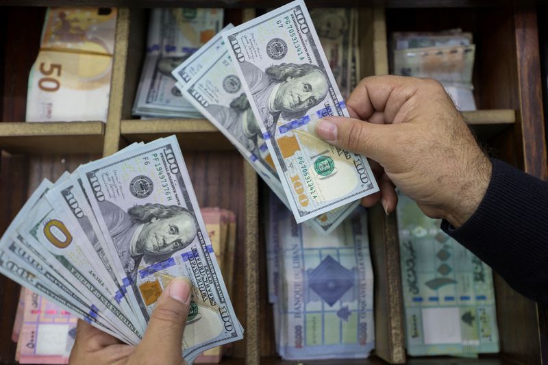 &copy; Reuters. FILE PHOTO: A money exchange vendor holds U.S. dollar banknotes at his shop in Beirut, Lebanon December 21, 2022. REUTERS/Mohamed Azakir/File Photo