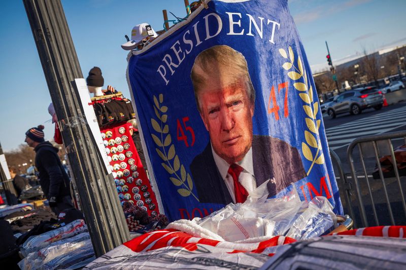 &copy; Reuters. FILE PHOTO: An item in support of U.S. President-elect Donald Trump is displayed at a souvenir stall, ahead of the presidential inauguration, in Washington, U.S., January 18, 2025. REUTERS/Mike Segar/File Photo