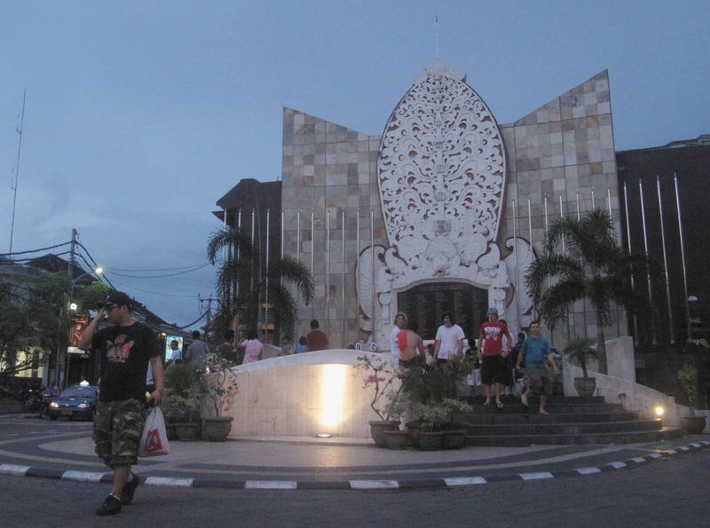 &copy; Reuters. FILE PHOTO: A tourist crosses the street from the Ground Zero Monument in Kuta, Bali November 24, 2008. The monument is a memorial to the lives lost in the 2002 Bali bombings and is built on the site of the destroyed Paddy's Pub on Legian Street. REUTERS/