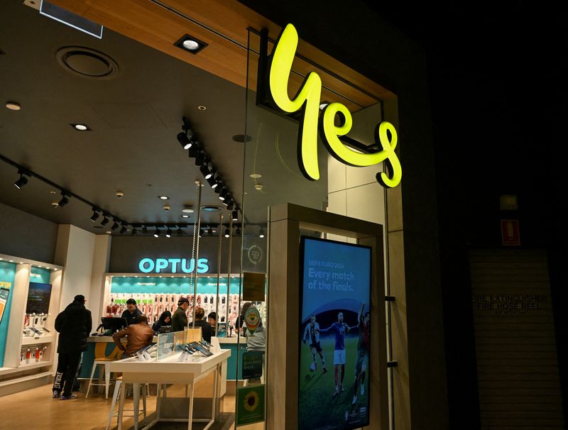 © Reuters. FILE PHOTO: A view of an Optus store in Sydney, Australia, July 3, 2024. REUTERS/Jaimi Joy/File Photo