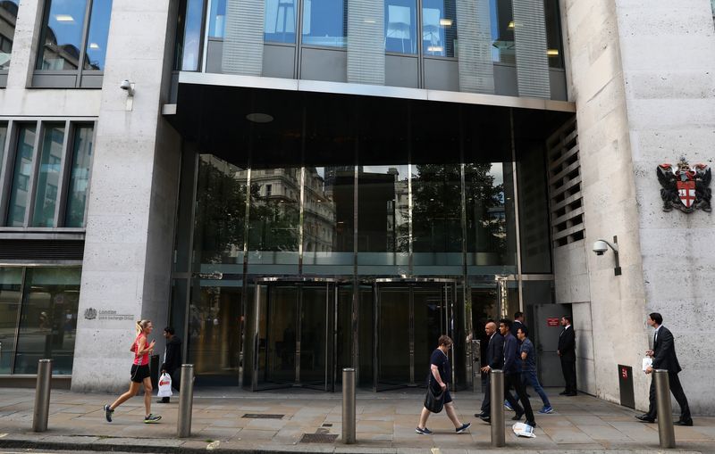 © Reuters. FILE PHOTO: Pedestrians pass the London Stock Exchange in London, Britain August 15, 2017. REUTERS/Neil Hall/File Photo