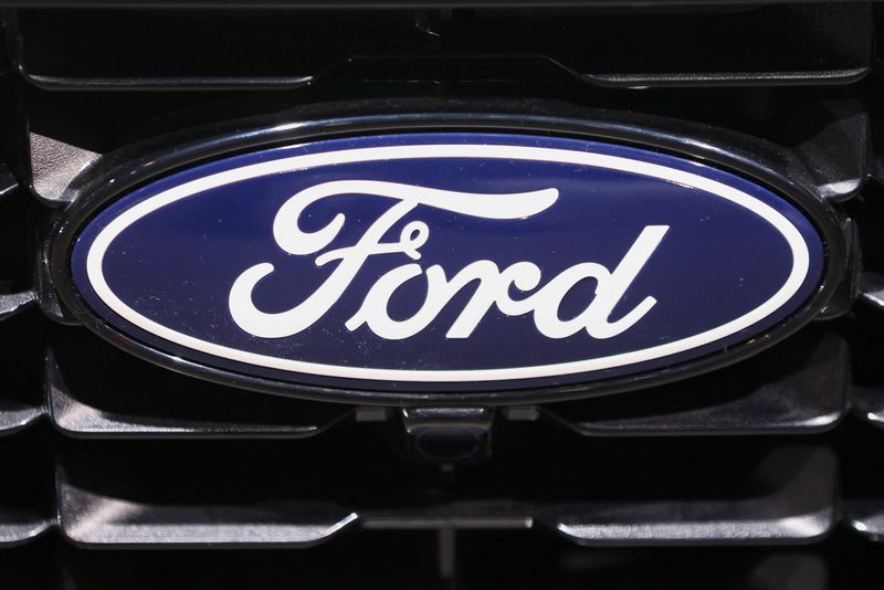 © Reuters. FILE PHOTO: The logo of Ford is seen on a car in Brussels, Belgium January 16, 2025. REUTERS/Johanna Geron/File Photo