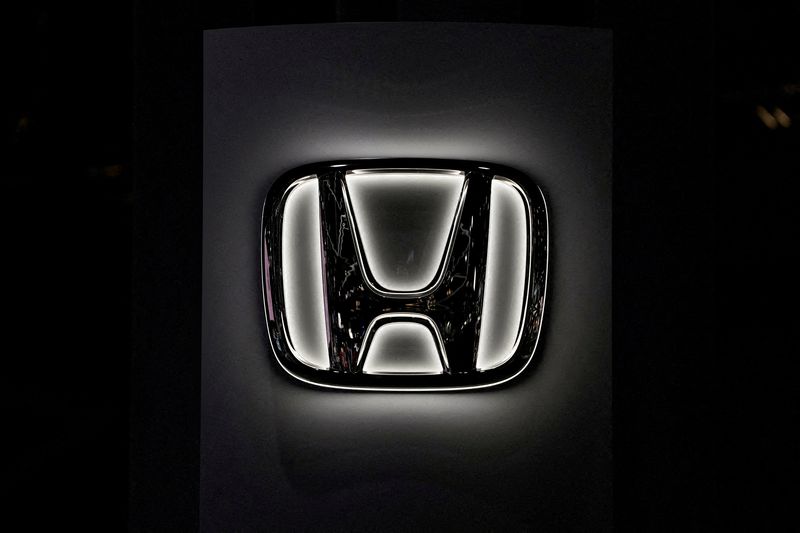 © Reuters. FILE PHOTO: A Honda logo is seen during the New York International Auto Show, in Manhattan, New York City, U.S., April 5, 2023. REUTERS/David 'Dee' Delgado/File Photo