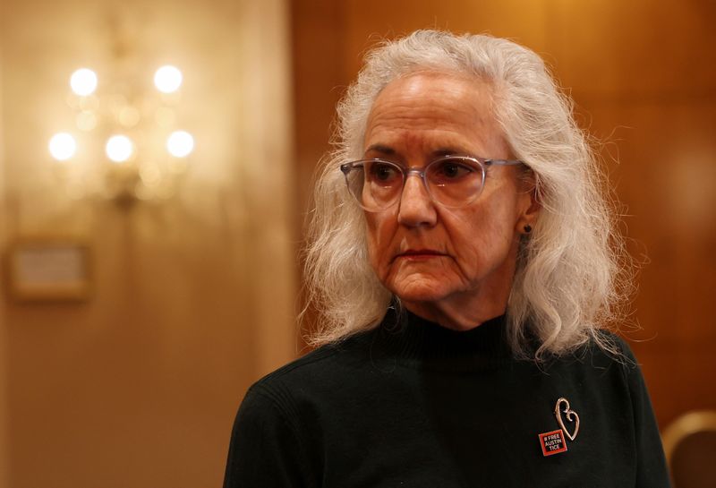 &copy; Reuters. Debra Tice, mother of journalist Austin Tice stands before attending a press conference in Damascus, Syria January 20, 2025. REUTERS/Yamam al Shaar